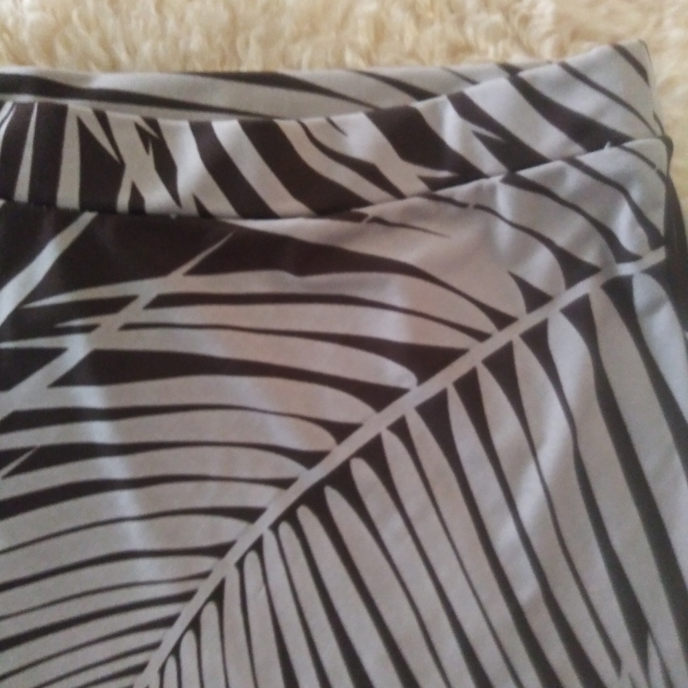 BCBG MaxAzria stretch palm skirt - Picture 2 of 5